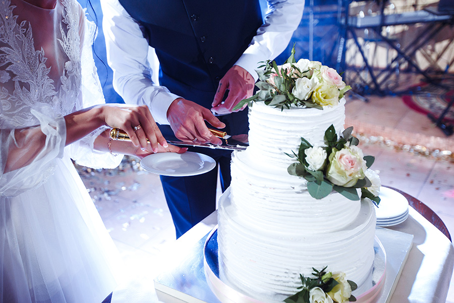 Millennial Magazine- Homelife- Weddings- cutting the wedding cake